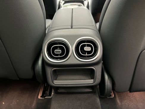 Used 2025 Mercedes-Benz GLC 300 4MATIC image 9