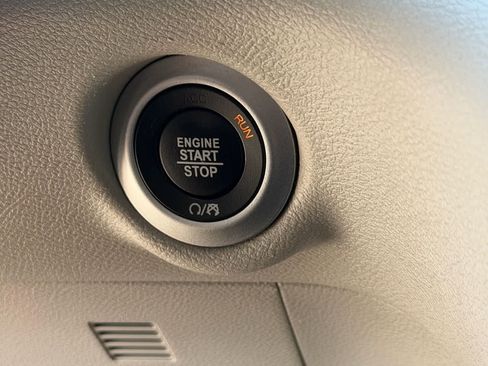 Used 2021 Chrysler Voyager L FWD image 33