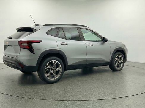 Used 2025 Chevrolet Trax LT w/ LT Convenience Package image 9