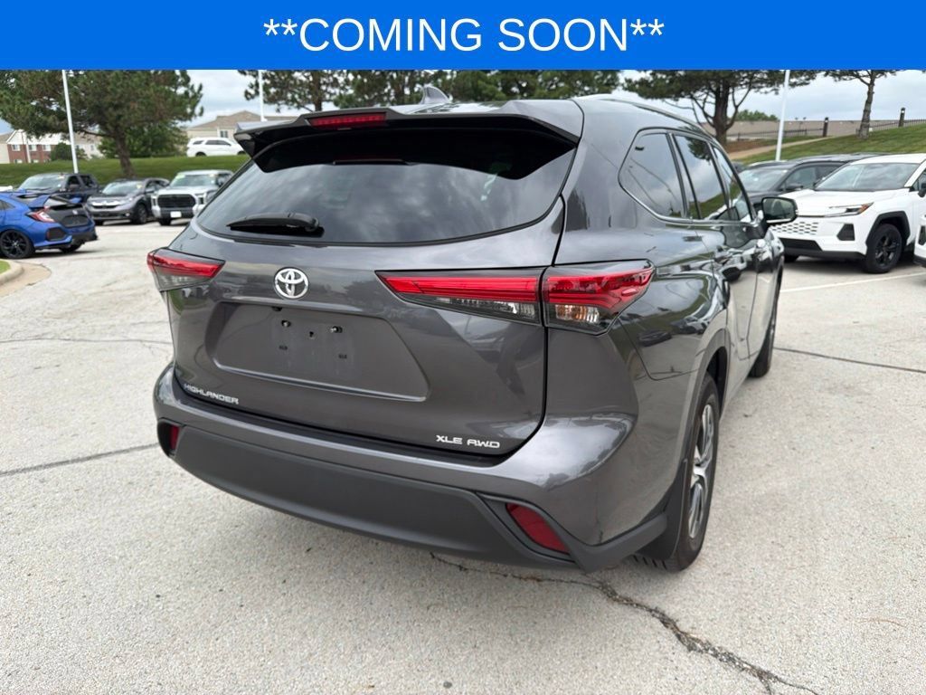 Used 2022 Toyota Highlander XLE AWD/4WD image 7
