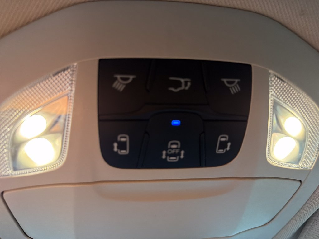 Used 2023 Chrysler Voyager LX FWD image 28