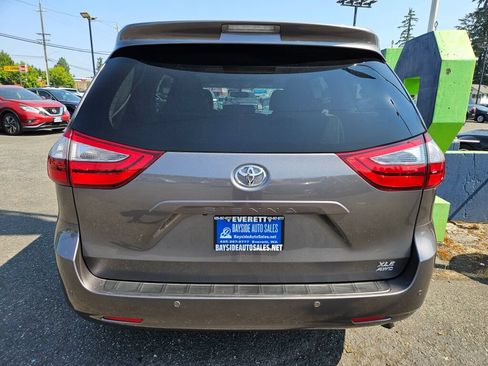 Used 2017 Toyota Sienna XLE w/ XLE Navigation Package AWD/4WD image 4
