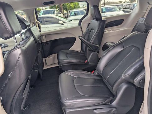 Used 2024 Chrysler Pacifica Select image 11