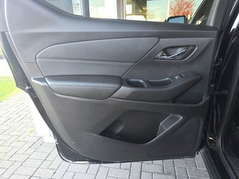 Used 2022 Chevrolet Traverse LT image 17