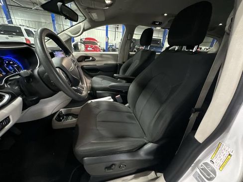 Used 2017 Chrysler Pacifica Touring FWD image 17