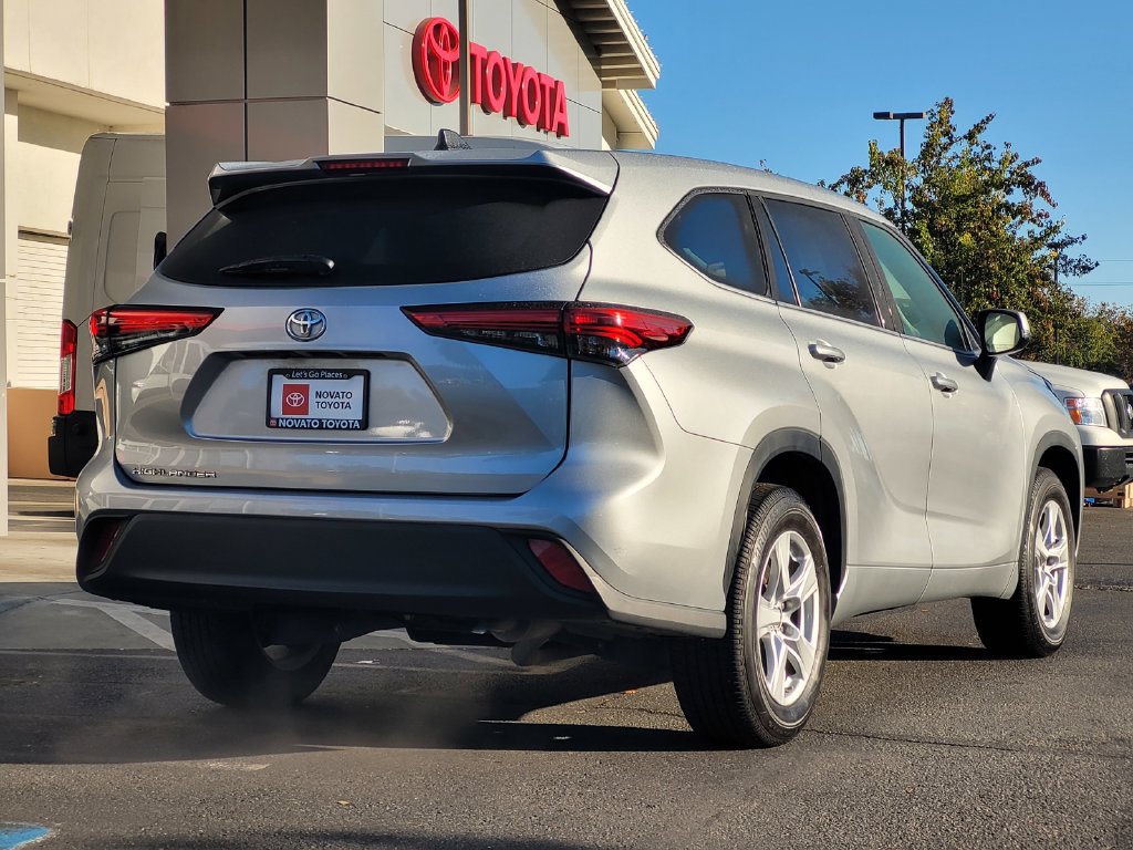 Used 2022 Toyota Highlander L FWD image 5