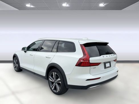 Certified 2025 Volvo V60 B5 Cross Country Plus image 3