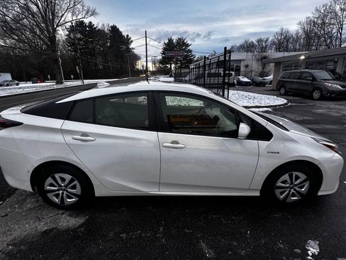 Used 2018 Toyota Prius Two image 4