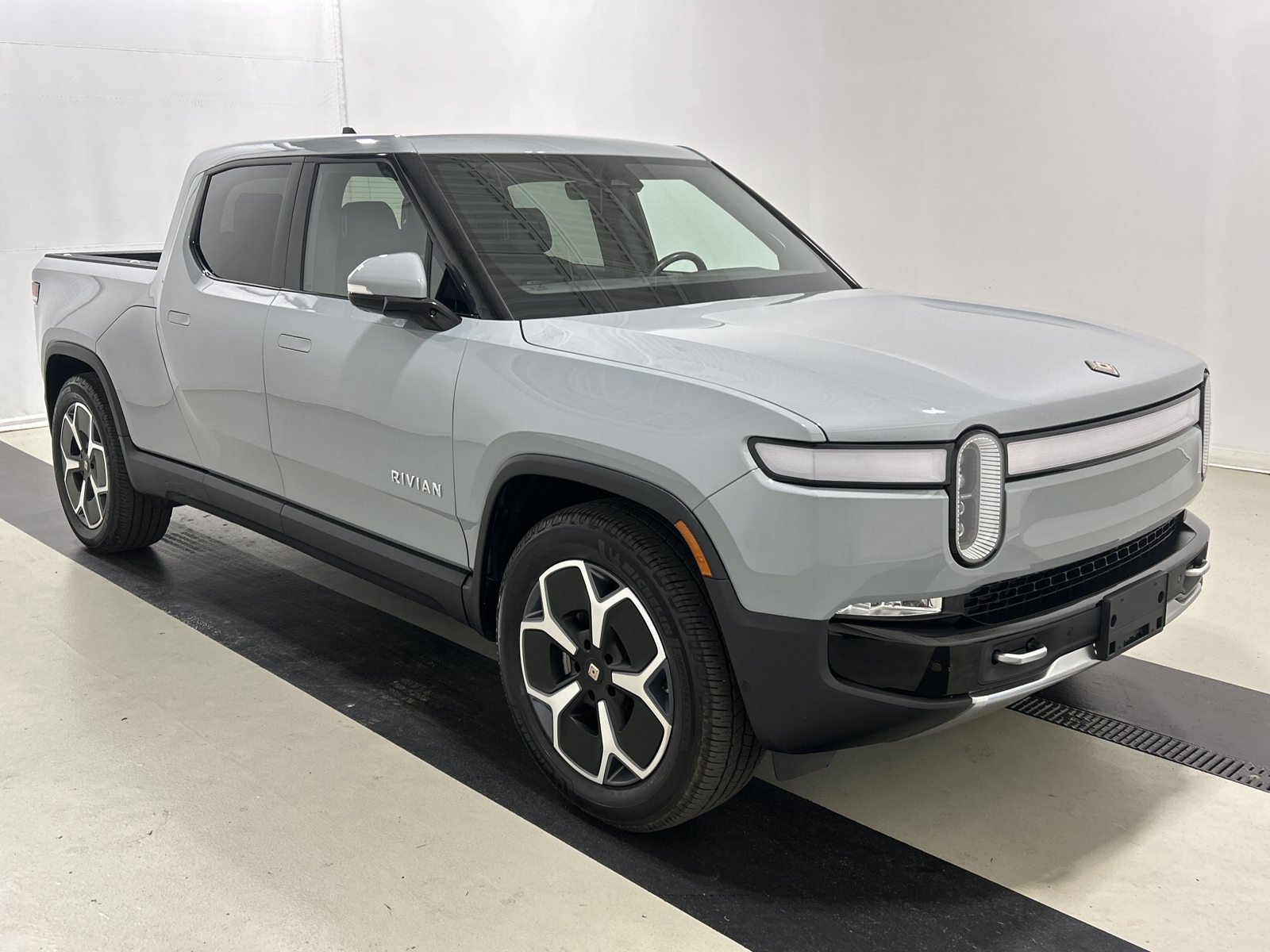 Used 2023 Rivian R1T Adventure Dual AWD/4WD image 7