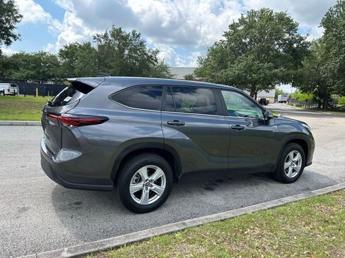 Used 2024 Toyota Highlander LE FWD image 5