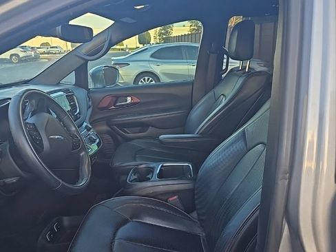 Used 2020 Chrysler Pacifica Limited FWD image 10