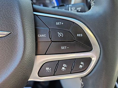 Used 2023 Chrysler Pacifica Touring-L image 23