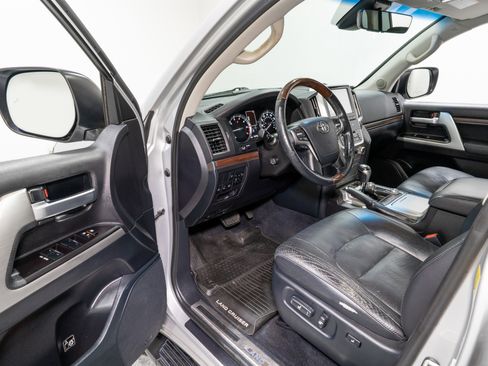 Used 2016 Toyota Land Cruiser image 12