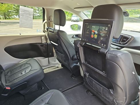 Used 2019 Chrysler Pacifica Touring-L Plus w/ Advanced Safetytec Group FWD image 17