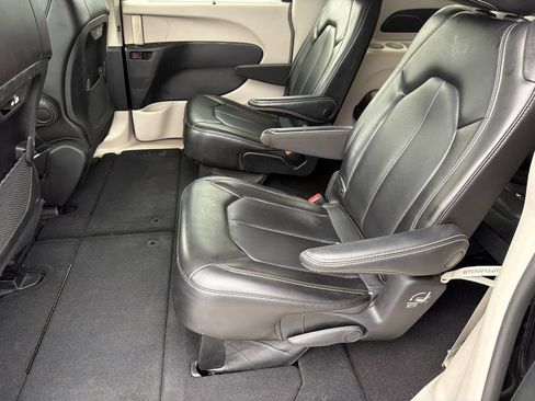Used 2023 Chrysler Pacifica Touring-L FWD image 18