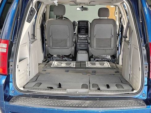 Used 2010 Dodge Grand Caravan SXT w/ Entertainment Group 2 FWD image 15