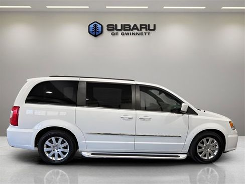 Used 2014 Chrysler Town & Country Touring image 6