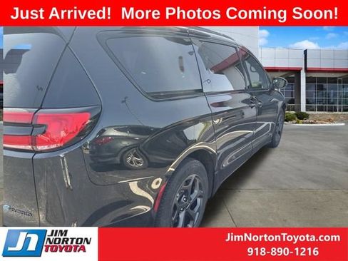 Used 2021 Chrysler Pacifica Limited w/ Premium & Safety Sphere Group FWD image 5