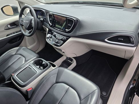Used 2023 Chrysler Pacifica Touring-L FWD image 16