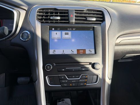 Used 2017 Ford Fusion SE w/ Fusion SE Technology Package FWD image 10