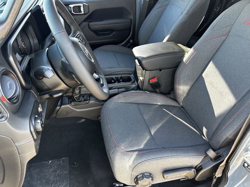 New 2025 Jeep Gladiator Rubicon w/ Convenience Group image 17