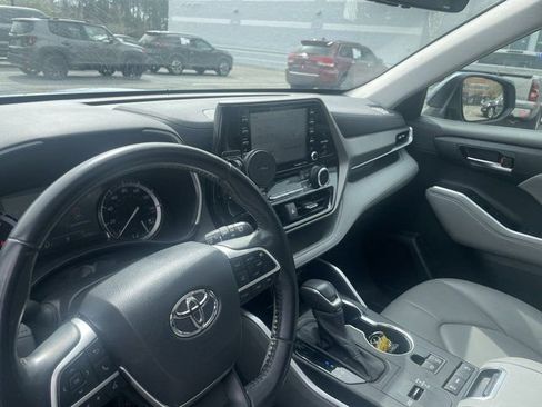 Used 2022 Toyota Highlander XLE image 11