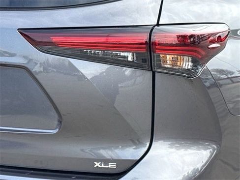 Used 2024 Toyota Highlander XLE image 7