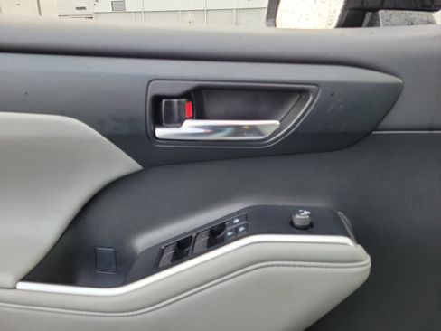 Used 2021 Toyota Highlander XLE image 17