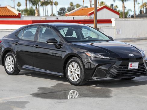 Used 2025 Toyota Camry LE FWD image 4