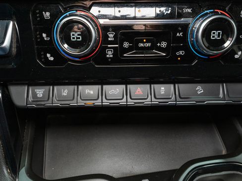 Used 2024 GMC Sierra 2500 AT4 w/ Technology Package image 27