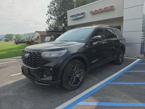 Used 2025 Ford Explorer ST-Line w/ ST-Line Street Pack AWD/4WD image 8