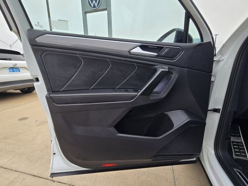 Used 2023 Volkswagen Tiguan SE R-Line image 11