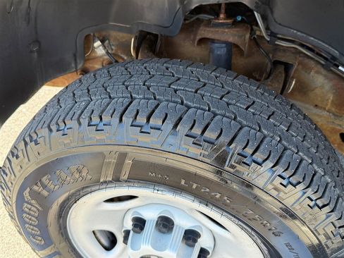 Used 2005 GMC Sierra 2500 W/T w/ Heavy-Duty Power Package image 9