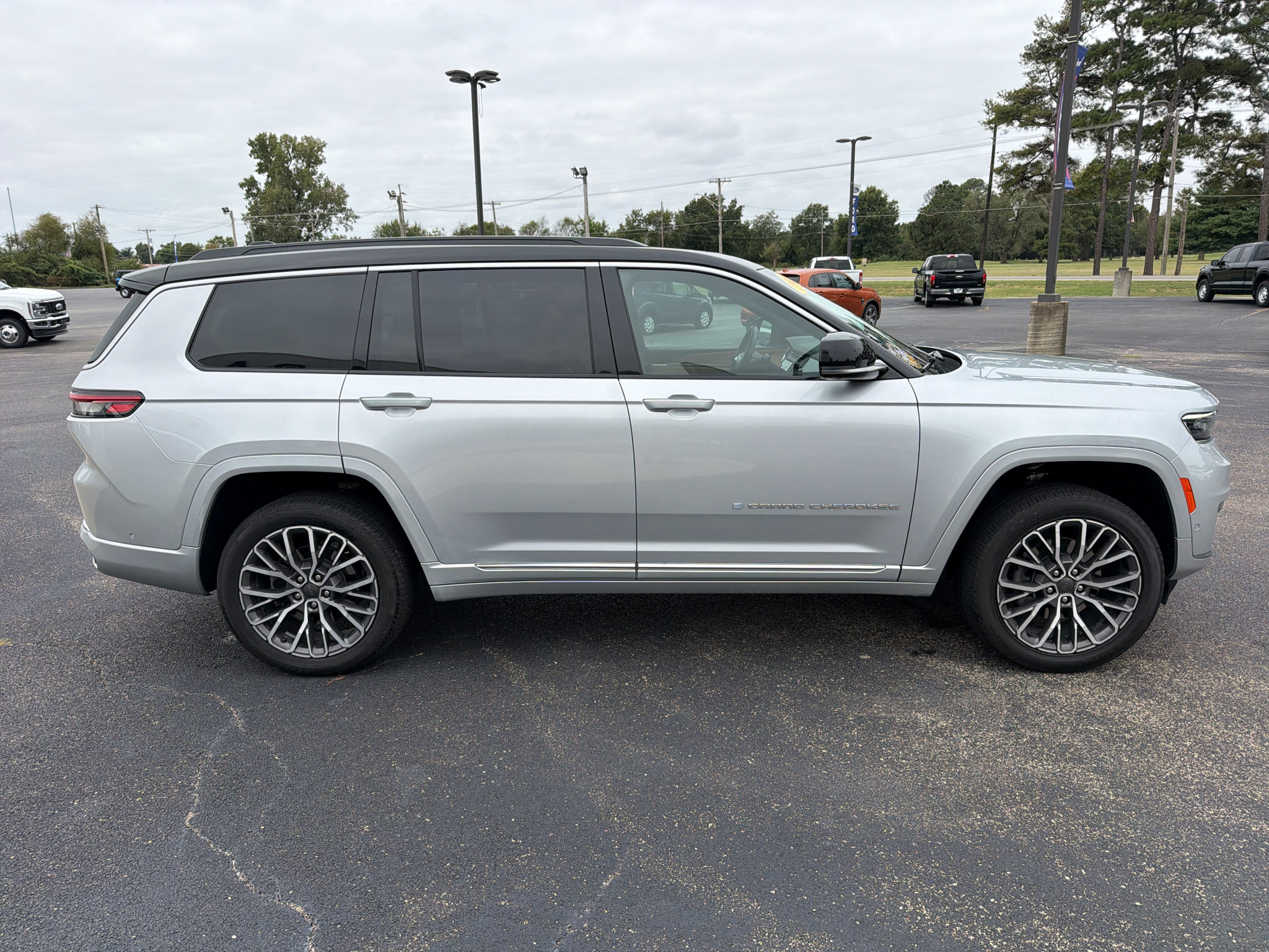Used 2025 Jeep Grand Cherokee L Summit AWD/4WD image 5