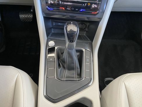 Used 2023 Volkswagen Tiguan SE w/ Panoramic Sunroof Package image 8