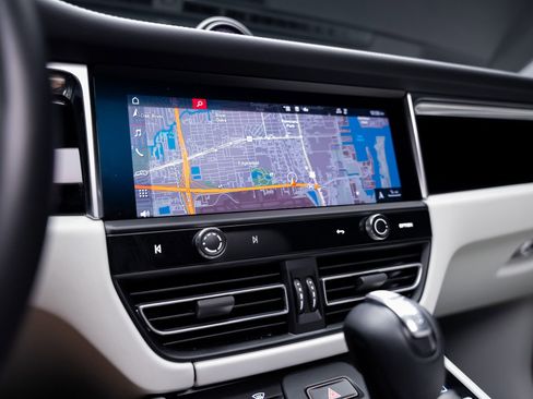 Used 2022 Porsche Macan S image 48