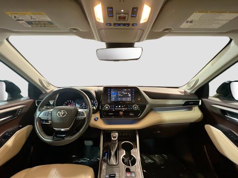 Used 2021 Toyota Highlander Limited FWD image 18