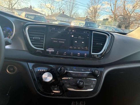 Used 2025 Chrysler Pacifica Select image 13