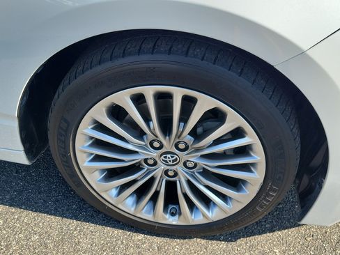 Used 2019 Toyota Avalon Limited w/ Advanced Safety Package FWD image 8