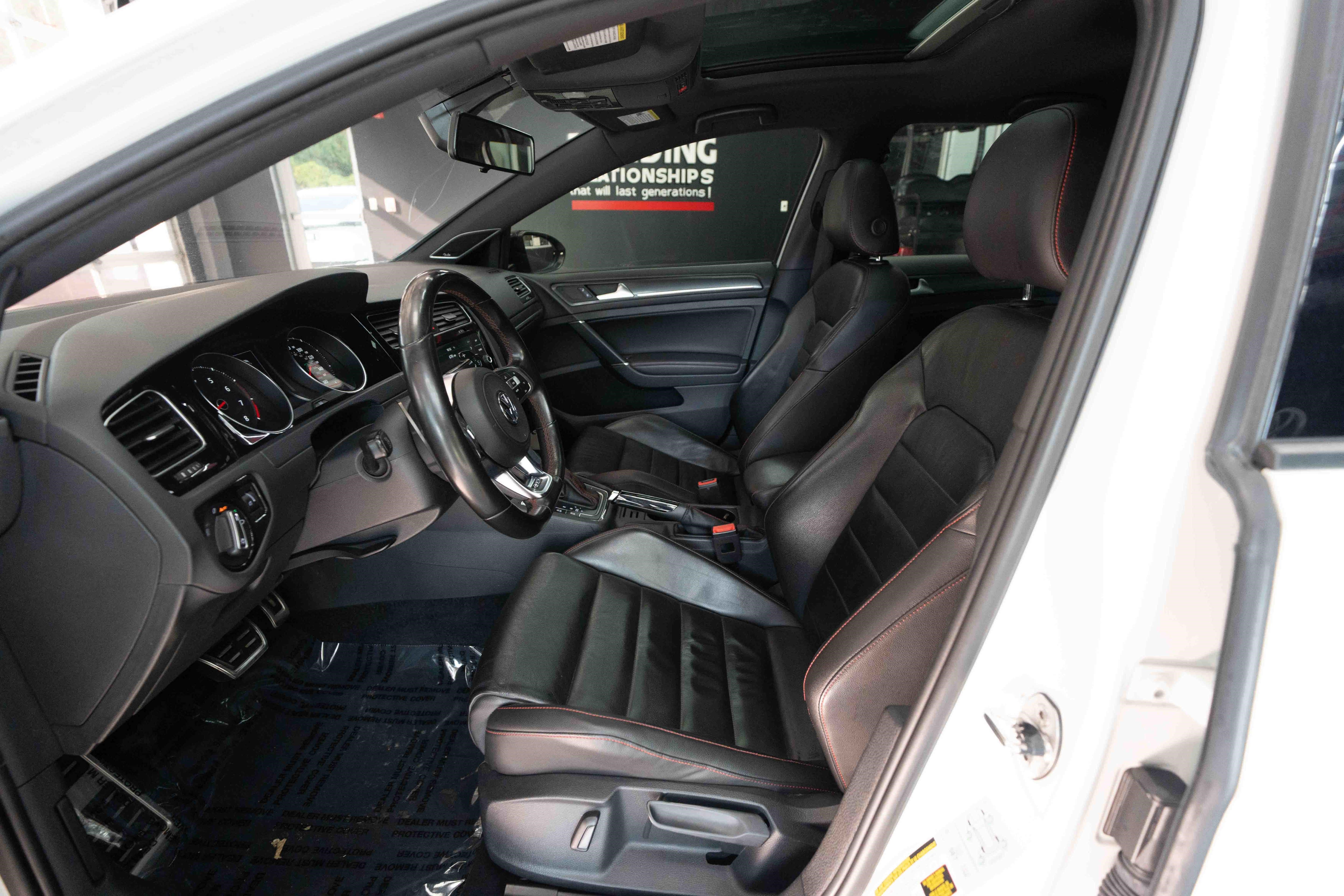Used 2019 Volkswagen Golf 4-Door FWD image 9