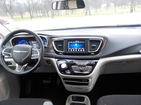 Used 2020 Chrysler Voyager LX image 16