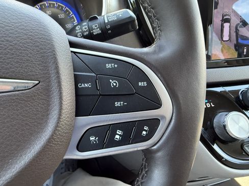 Used 2018 Chrysler Pacifica Touring-L Plus w/ Advanced Safetytec Group FWD image 21