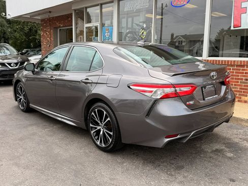 Used 2020 Toyota Camry SE FWD image 2