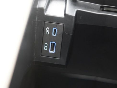 Used 2023 Toyota Sienna Limited image 31