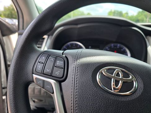 Used 2019 Toyota Highlander LE AWD/4WD image 18
