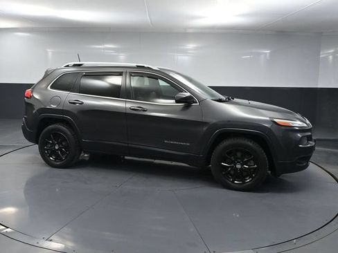 Used 2016 Jeep Cherokee Latitude w/ North All-Season Group AWD/4WD image 3