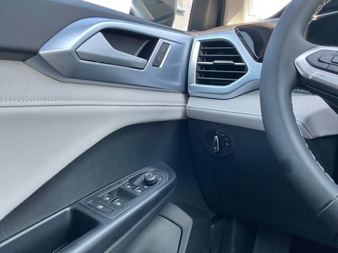 New 2025 Volkswagen Taos SE image 22