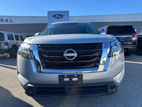 Used 2025 Nissan Pathfinder SV image 2