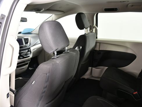 Used 2022 Chrysler Voyager LX image 44