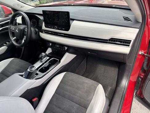Used 2025 Mitsubishi Outlander AWD image 13
